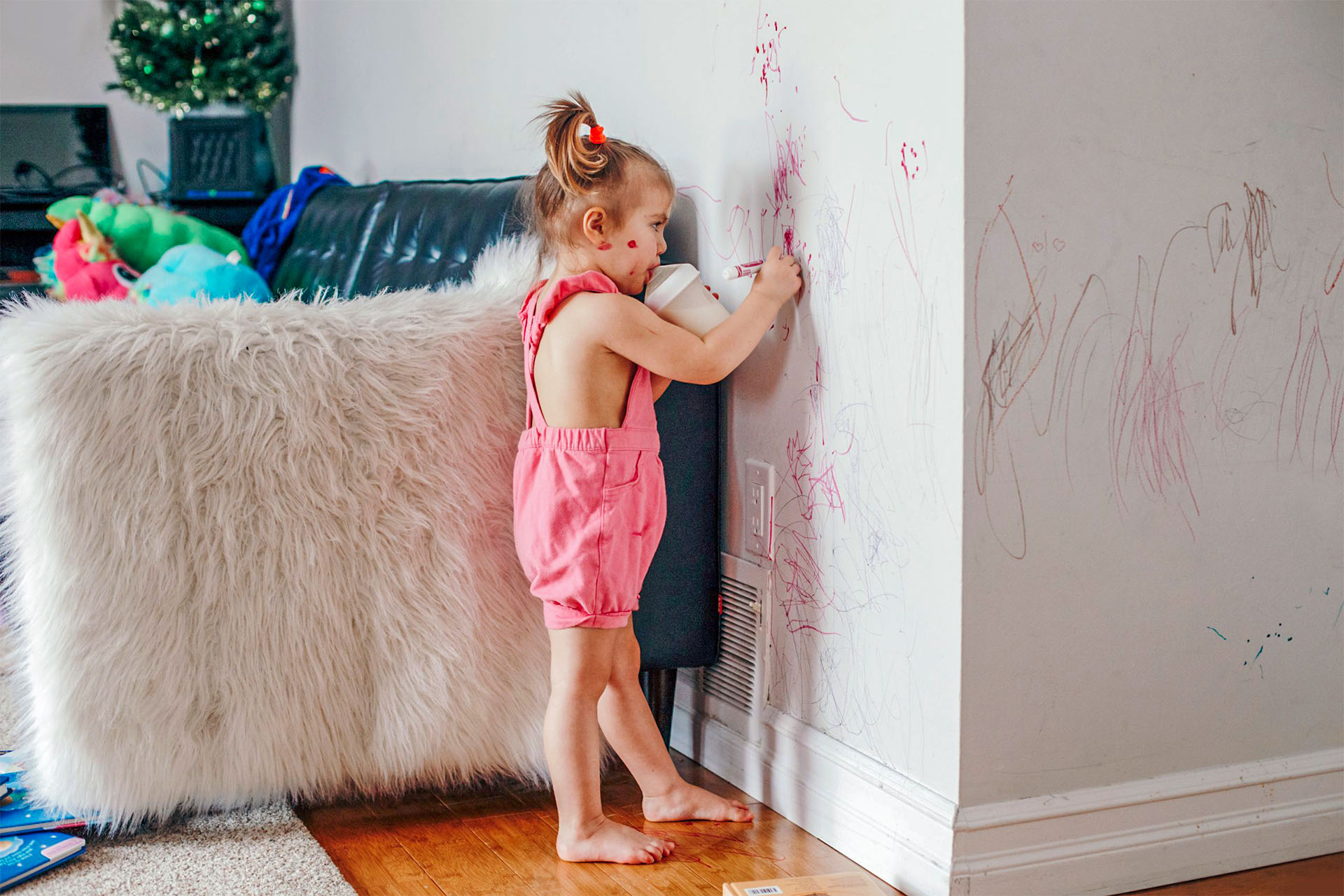Enfant désobéissant dessinant sur un mur