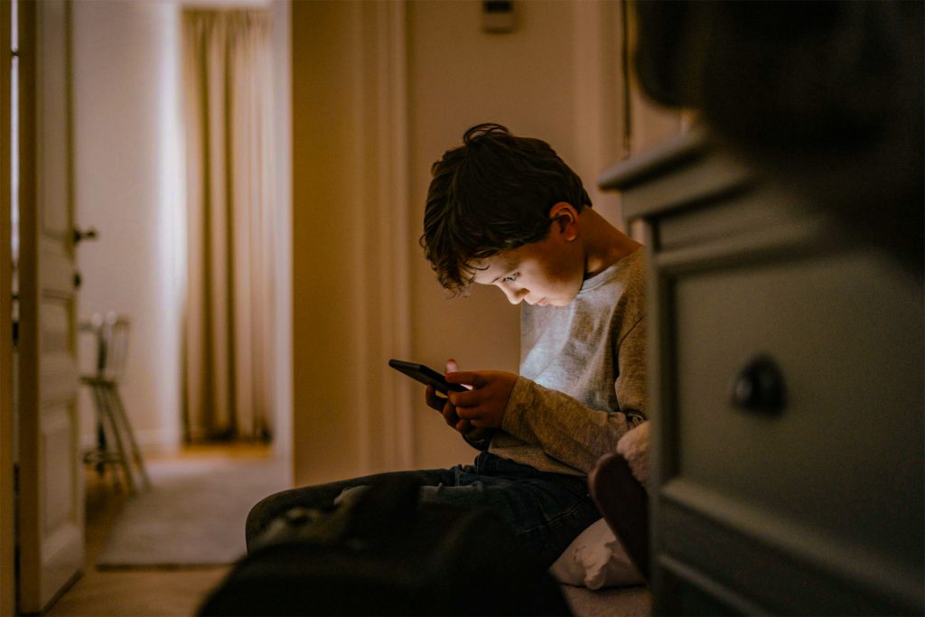 Enfant utilisant un cellulaire