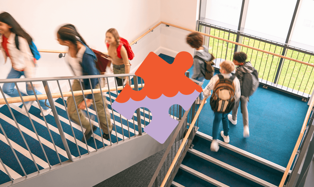 Élèves qui montent les escaliers d’une école à la rentrée, représentant la prévention de l’intimidation dès le jour 1.