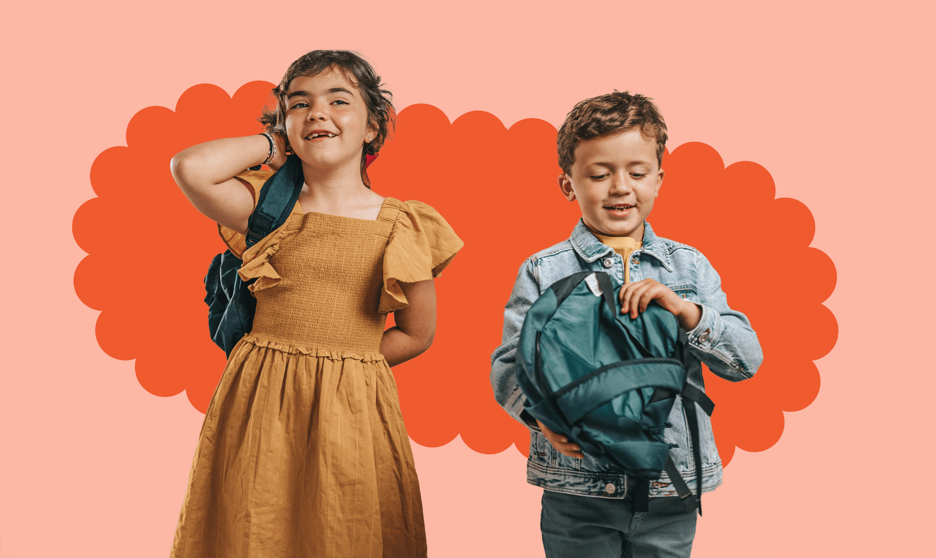 Deux enfants souriants avec leurs sacs à dos lors de la rentrée scolaire, symbole d’un climat sécurisant en Côte-Nord.